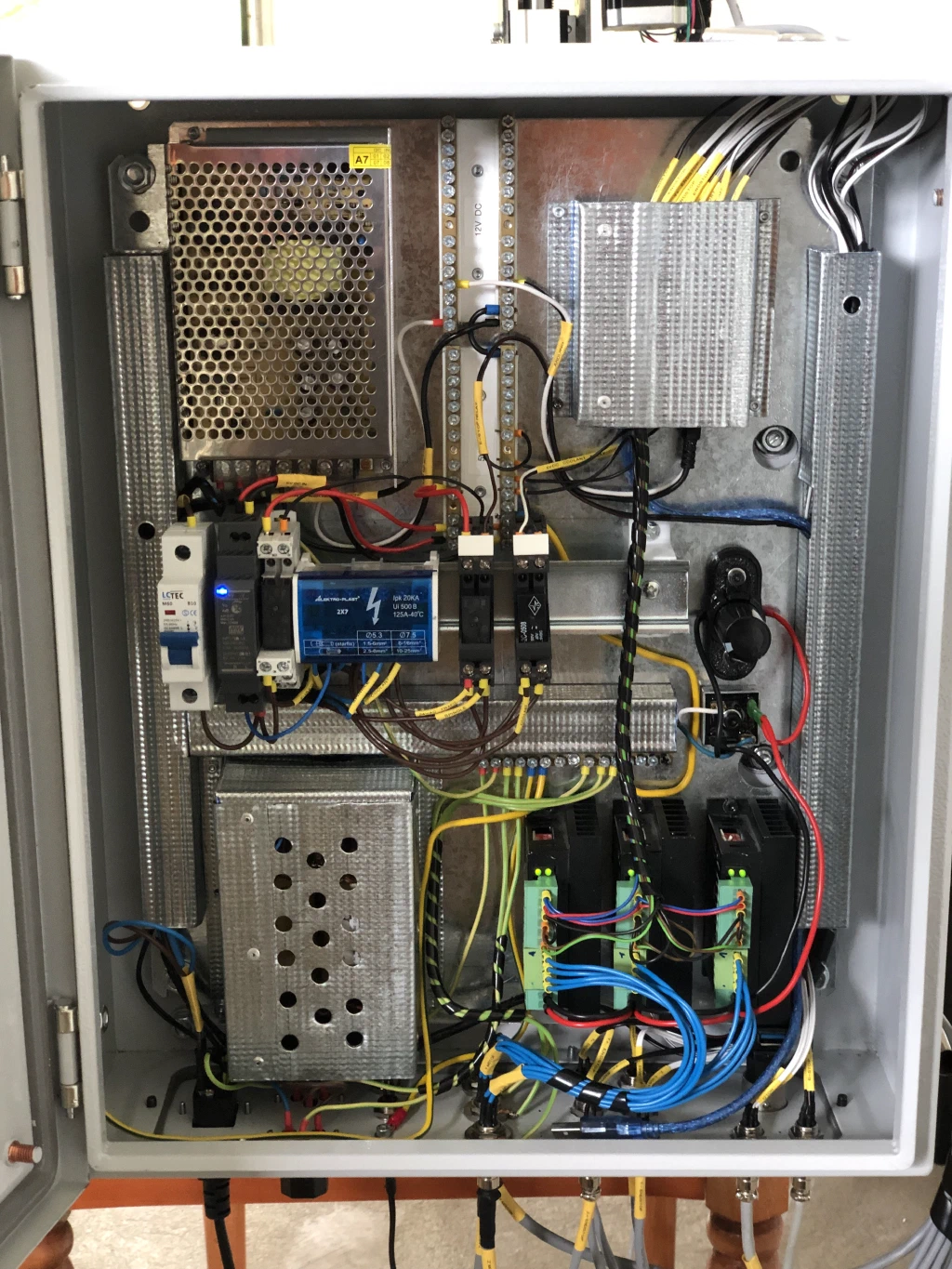 Controller unit mounted within the machine